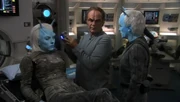 Phlox attempts to heal Talas while Shran interferes