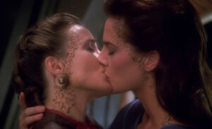 300px-Lenara_Kahn_and_Jadzia_Dax_kiss.jpg