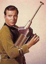 James T. Kirk brandissant un fusil phaser