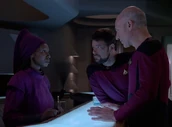 Picard en Riker praten met Guinan over de Borg.