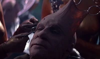 Ru'afo's huid wordt strakgetrokken.