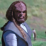 Lieutenant Commander Worf beschermd de Ba'ku in 2375