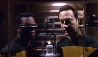 Geordi stemt toe om Data's emotie chip te installeren.