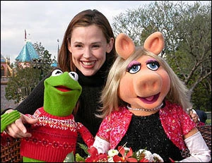 Jennifer Garner with Kermit and Miss Piggy.