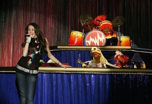 Miley Cyrus and the Electric Mayhem sing "G.N.O. (Girls' Night Out)"