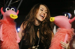 Miley Cyrus sings with the Snowths on Studio DC: Almost Live!