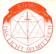 Logo und Aufkleber des EDMC mit dem Gläsernen Schwert Alton im Zauberbuch der Weissen Magie, dem kristallenen Dragomae, mit dem Motto "Das Licht sei mit Euch".