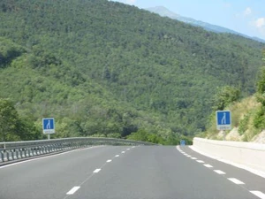Exemple d'utilisation du panneau C28 pour un passage de 2 à 1 voie avec panonceau M1 de distance © Mario Blaak