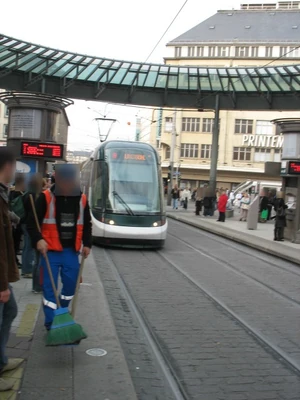 Citadis circulant sur la ligne A vers Illkirch-Lixenbuhl entrant en station Homme de Fer. Au fond&nbsp;: Eurotram sur les lignes B/C, quittant cette même station et se dirigeant vers l'Elsau.
