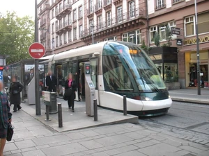 Rame Citadis circulant sur la ligne A en direction d'Hautepierre-Maillon à quai à la station Langstross - Grand'Rue.