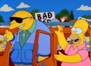 "Michael" e Homer sendo recebidos pela cidade