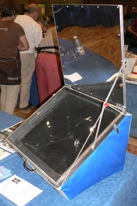 This lightweight, ULOG-style solar cooker is designed for portability.