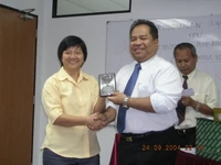 Mohd Abdullah presenting a momento to Kwa Ngan Eng