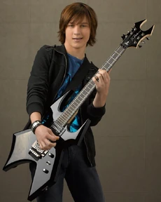 https://images4.wikia.nocookie.net/__cb20110302152458/iminthebandironweaselband/images/thumb/4/4c/Logan-miller.jpg/230px-Logan-miller.jpg